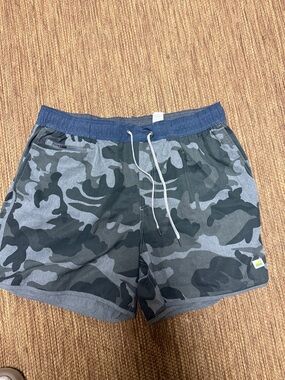 Vuori Men's Camo Performance Shorts in Charcoal and Navy